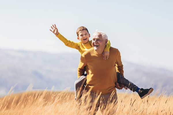 Vater und Sohn gehen durch ein Feld